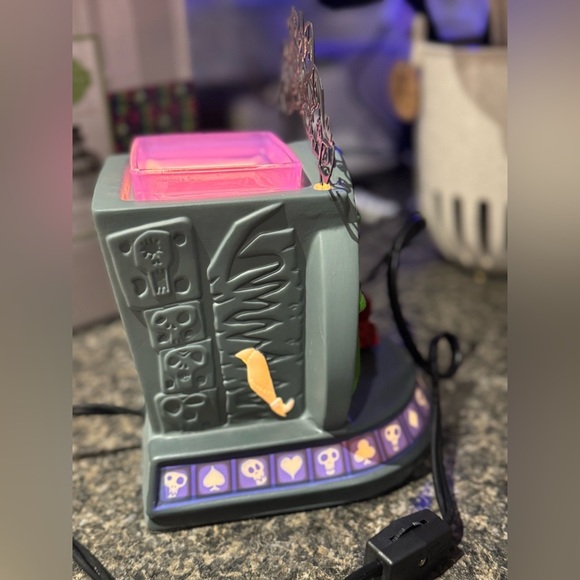 OOGIE BOOGIE’S CASINO NIGHTMARE BEFORE CHRISTMAS SCENTSY WARMER RARE - Picture 8 of 15